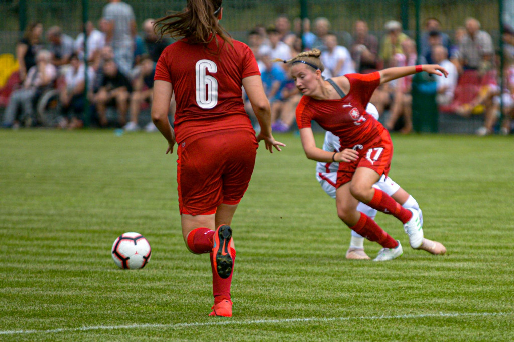 Święto piłki nożnej w Grodkowie. Polki zagrały z Czeszkami mecz towarzyski U-19 [fotorelacja]