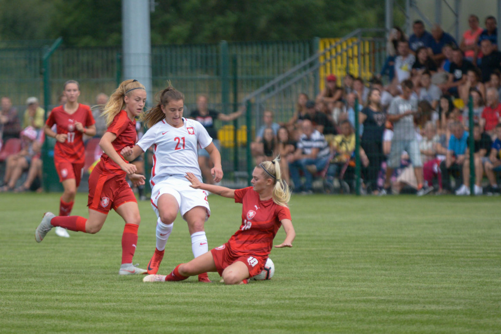 Święto piłki nożnej w Grodkowie. Polki zagrały z Czeszkami mecz towarzyski U-19 [fotorelacja]