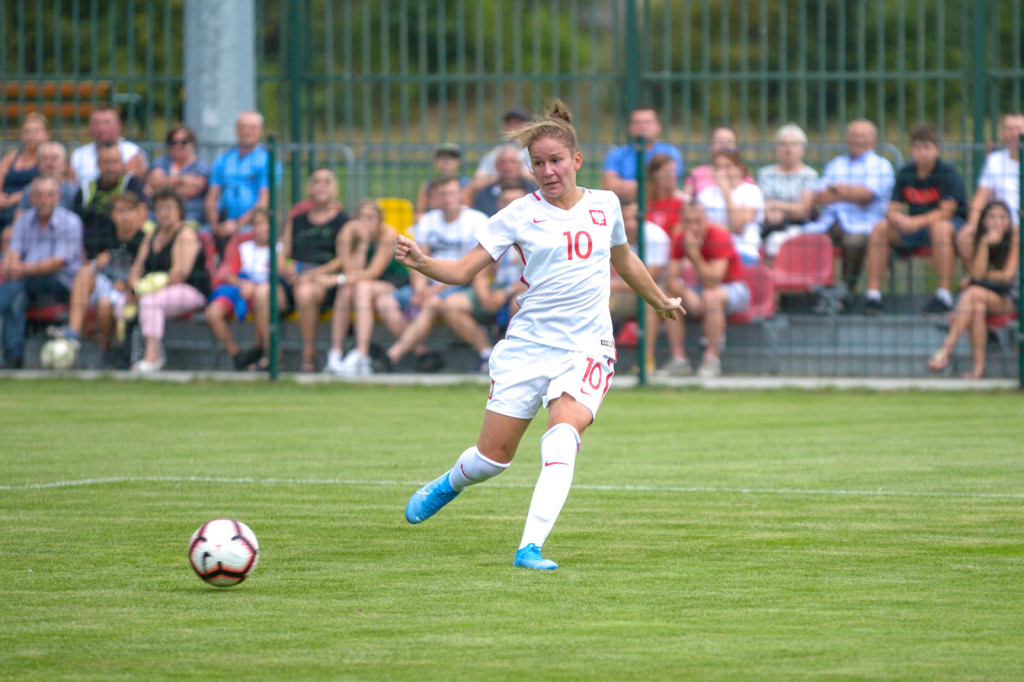 Święto piłki nożnej w Grodkowie. Polki zagrały z Czeszkami mecz towarzyski U-19 [fotorelacja]