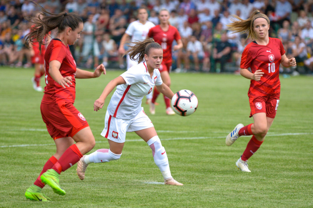 Święto piłki nożnej w Grodkowie. Polki zagrały z Czeszkami mecz towarzyski U-19 [fotorelacja]