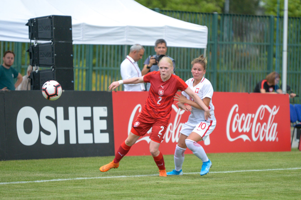 Święto piłki nożnej w Grodkowie. Polki zagrały z Czeszkami mecz towarzyski U-19 [fotorelacja]