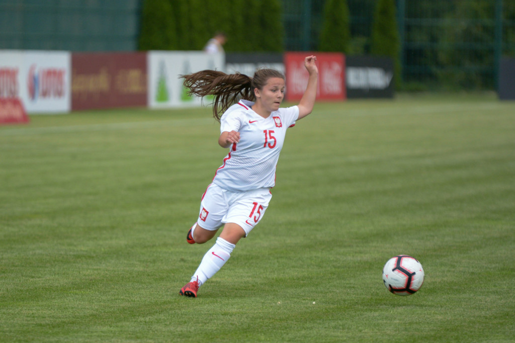 Święto piłki nożnej w Grodkowie. Polki zagrały z Czeszkami mecz towarzyski U-19 [fotorelacja]