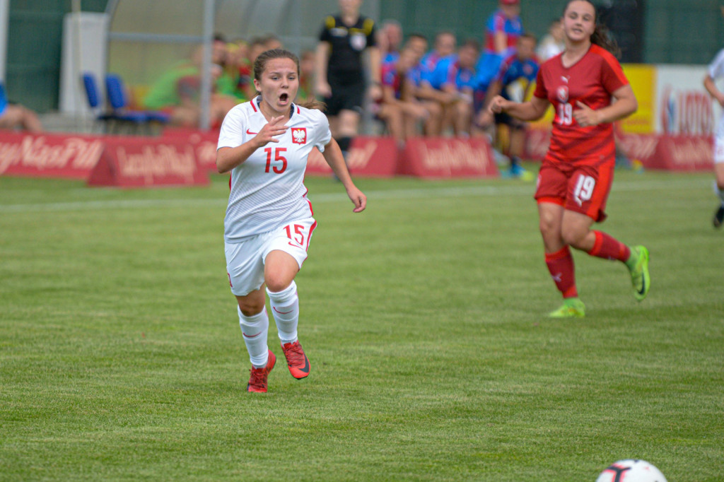 Święto piłki nożnej w Grodkowie. Polki zagrały z Czeszkami mecz towarzyski U-19 [fotorelacja]