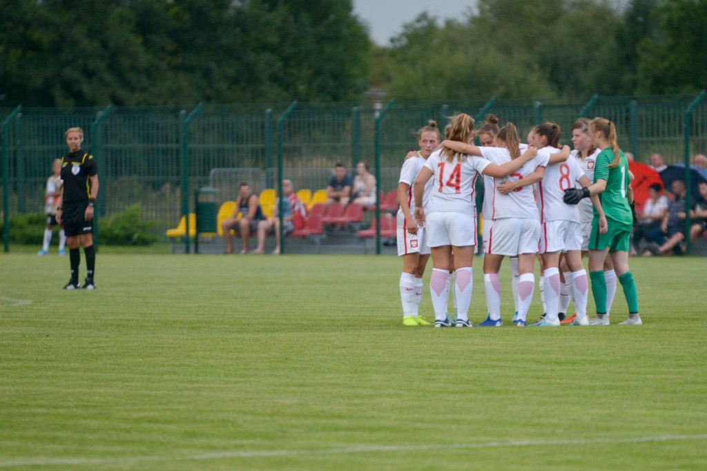 Święto piłki nożnej w Grodkowie. Polki zagrały z Czeszkami mecz towarzyski U-19 [fotorelacja]