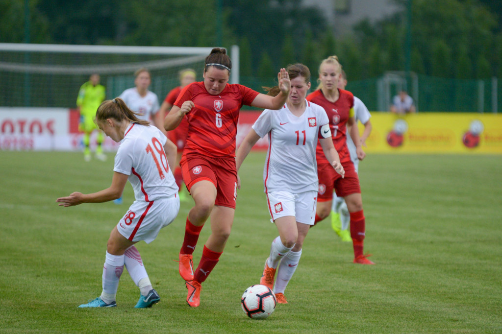 Święto piłki nożnej w Grodkowie. Polki zagrały z Czeszkami mecz towarzyski U-19 [fotorelacja]