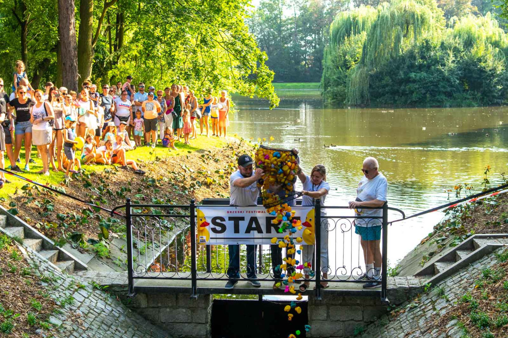 Trzecia edycja Brzeskiego Festiwalu Kaczek. W wyścigu rywalizowało ponad 250 gumowych kaczuszek