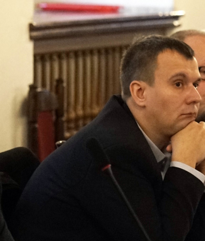 Echa skandalu na sesji Rady Miejskiej Brzegu. Radny z zarzutami prokuratorskimi - Jacek N. uratował koalicję  burmistrza Wrębiaka
