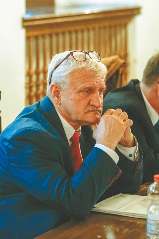 Echa skandalu na sesji Rady Miejskiej Brzegu. Radny z zarzutami prokuratorskimi - Jacek N. uratował koalicję  burmistrza Wrębiaka