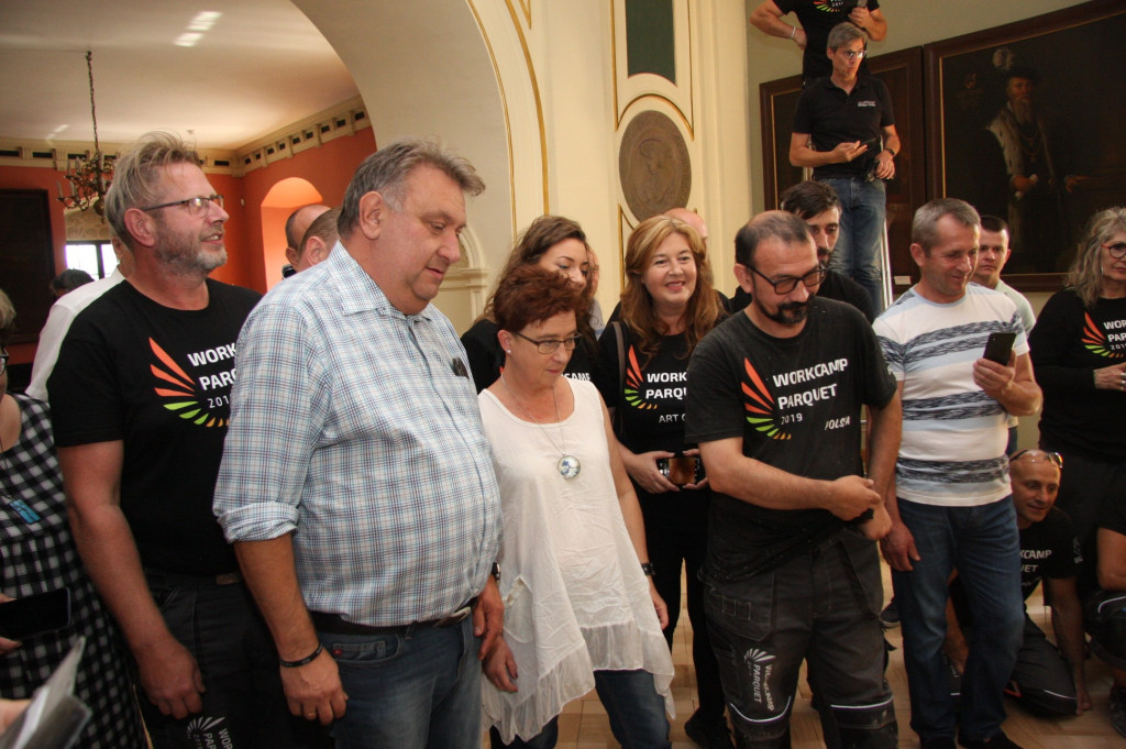 Zrobili to! Mistrzowie parkieciarstwa odrestaurowali podłogi w salach Muzeum Piastów Śląskich