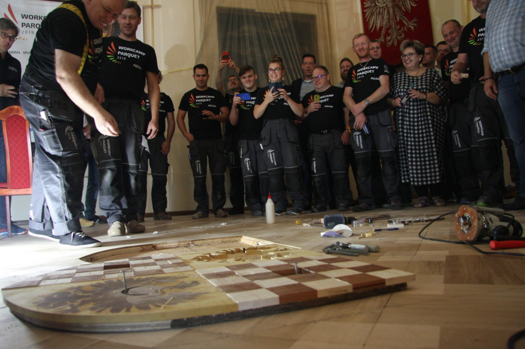 Zrobili to! Mistrzowie parkieciarstwa odrestaurowali podłogi w salach Muzeum Piastów Śląskich
