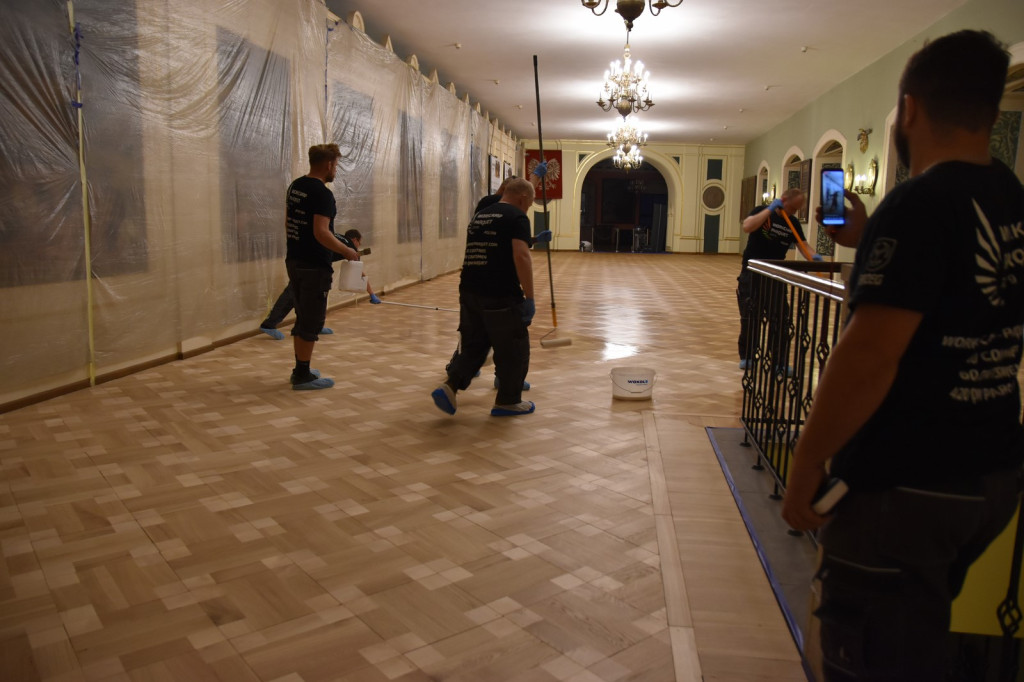 Zrobili to! Mistrzowie parkieciarstwa odrestaurowali podłogi w salach Muzeum Piastów Śląskich