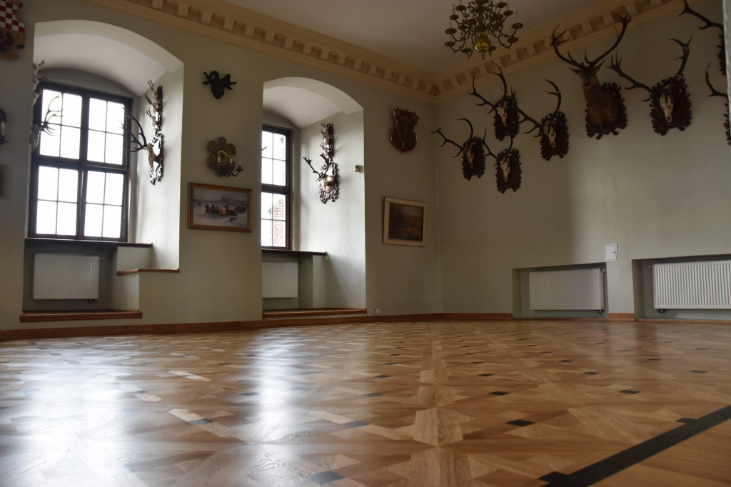 Zrobili to! Mistrzowie parkieciarstwa odrestaurowali podłogi w salach Muzeum Piastów Śląskich