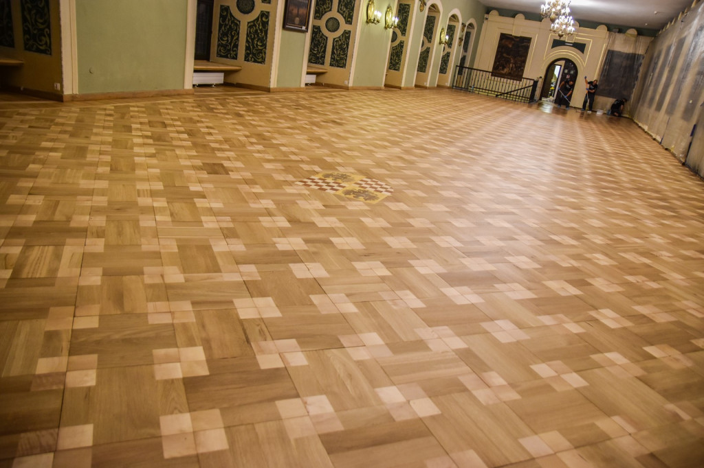Zrobili to! Mistrzowie parkieciarstwa odrestaurowali podłogi w salach Muzeum Piastów Śląskich