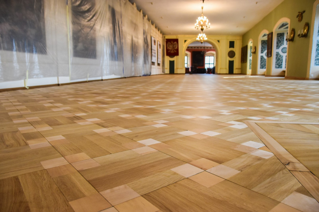 Zrobili to! Mistrzowie parkieciarstwa odrestaurowali podłogi w salach Muzeum Piastów Śląskich