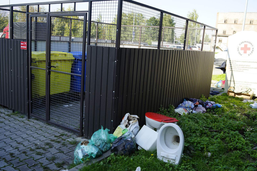 Stare meble znów zalegają na podwórkach. Od czasu zamian w odbiorze gabarytów doszło do sześciu podpaleń