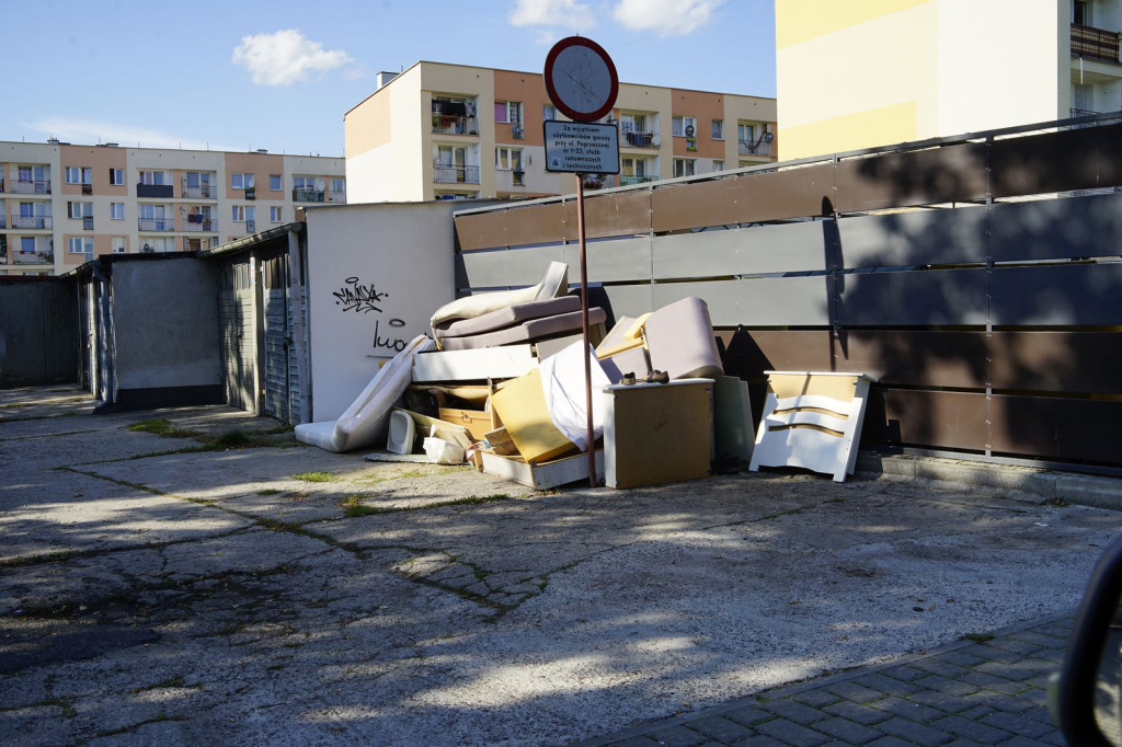 Stare meble znów zalegają na podwórkach. Od czasu zamian w odbiorze gabarytów doszło do sześciu podpaleń
