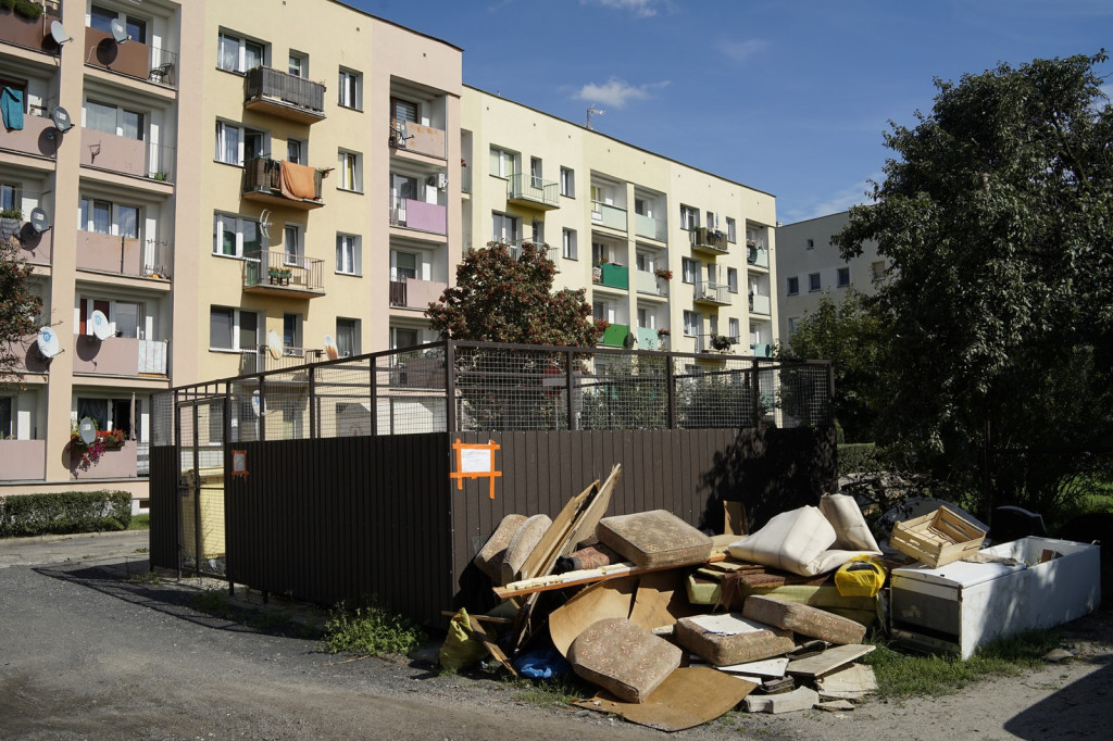 Stare meble znów zalegają na podwórkach. Od czasu zamian w odbiorze gabarytów doszło do sześciu podpaleń