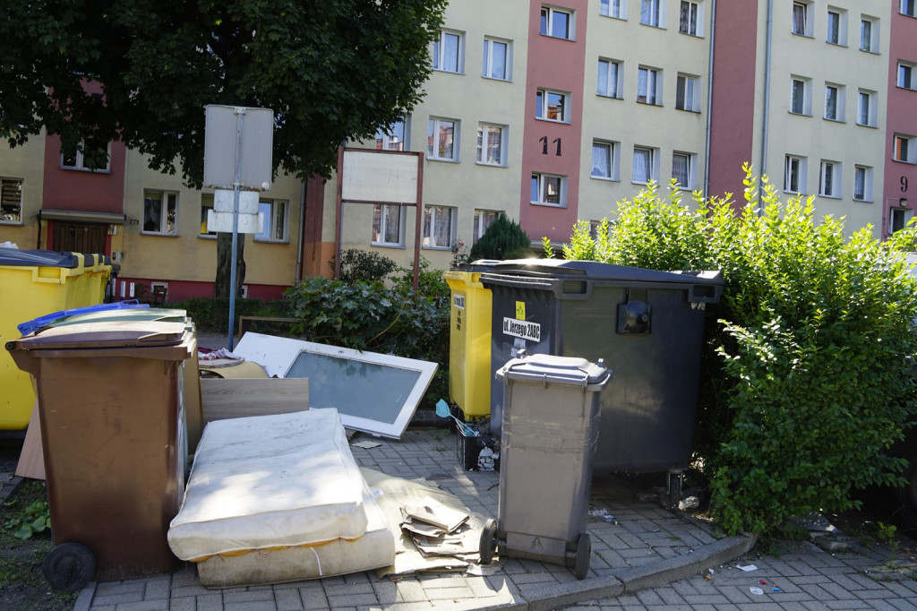 Stare meble znów zalegają na podwórkach. Od czasu zamian w odbiorze gabarytów doszło do sześciu podpaleń