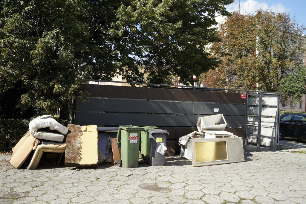 Stare meble znów zalegają na podwórkach. Od czasu zamian w odbiorze gabarytów doszło do sześciu podpaleń