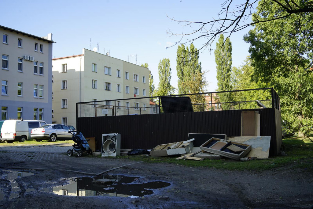 Stare meble znów zalegają na podwórkach. Od czasu zamian w odbiorze gabarytów doszło do sześciu podpaleń