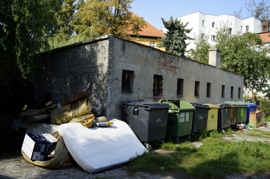 Stare meble znów zalegają na podwórkach. Od czasu zamian w odbiorze gabarytów doszło do sześciu podpaleń