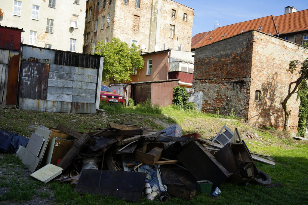 Stare meble znów zalegają na podwórkach. Od czasu zamian w odbiorze gabarytów doszło do sześciu podpaleń