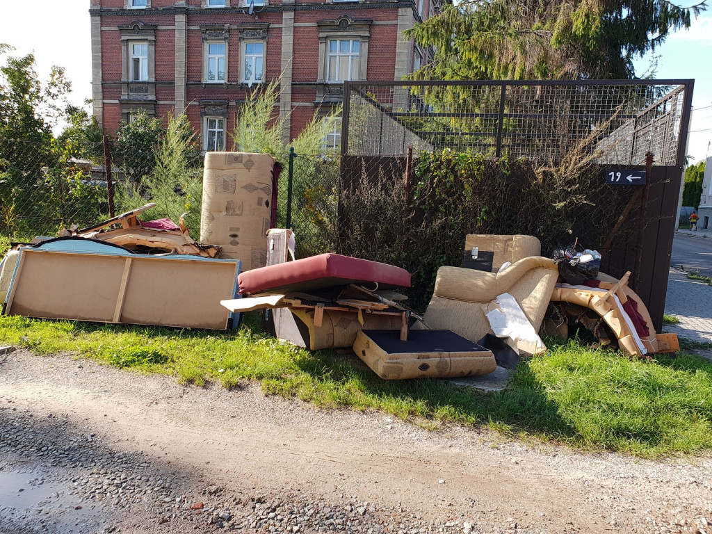 Stare meble znów zalegają na podwórkach. Od czasu zamian w odbiorze gabarytów doszło do sześciu podpaleń