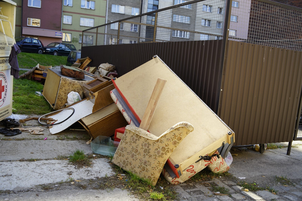 Stare meble znów zalegają na podwórkach. Od czasu zamian w odbiorze gabarytów doszło do sześciu podpaleń