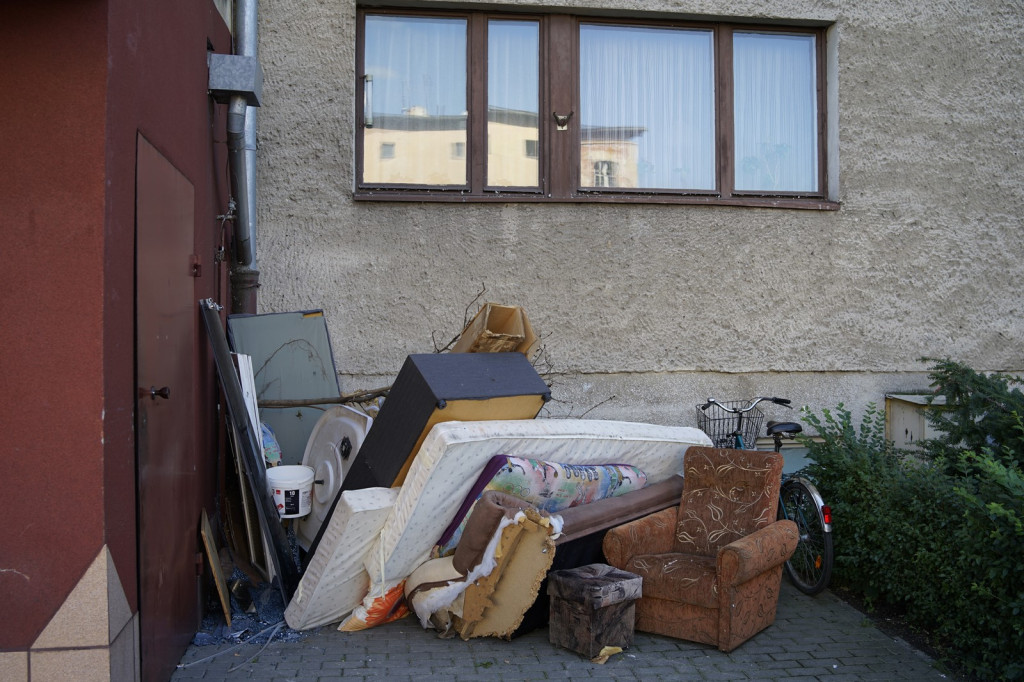 Stare meble znów zalegają na podwórkach. Od czasu zamian w odbiorze gabarytów doszło do sześciu podpaleń