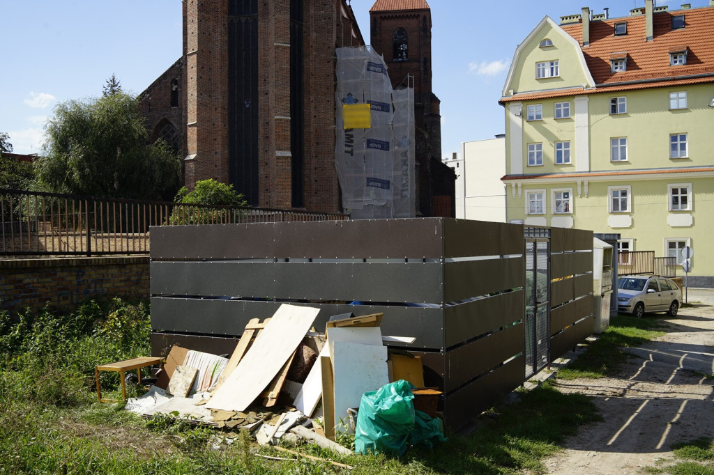 Stare meble znów zalegają na podwórkach. Od czasu zamian w odbiorze gabarytów doszło do sześciu podpaleń