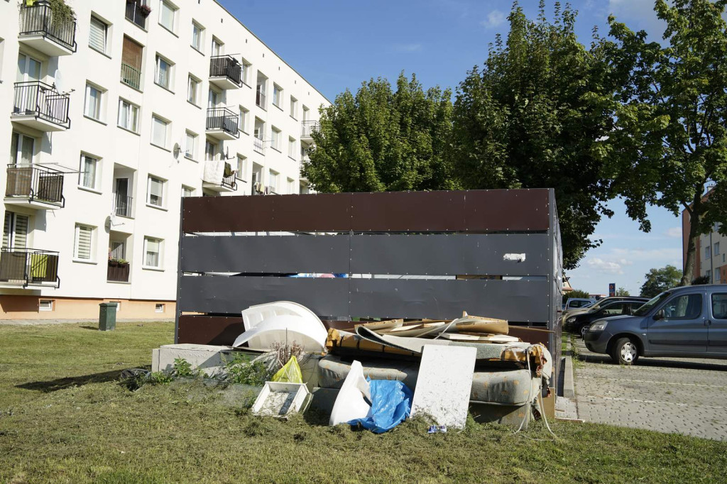 Stare meble znów zalegają na podwórkach. Od czasu zamian w odbiorze gabarytów doszło do sześciu podpaleń