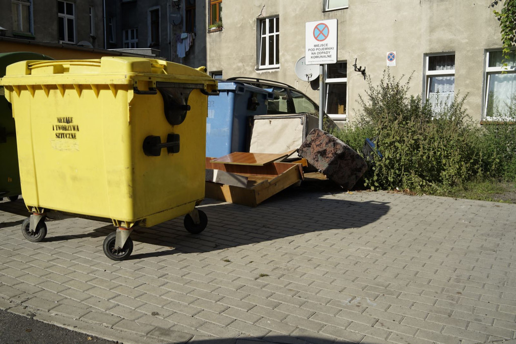 Stare meble znów zalegają na podwórkach. Od czasu zamian w odbiorze gabarytów doszło do sześciu podpaleń