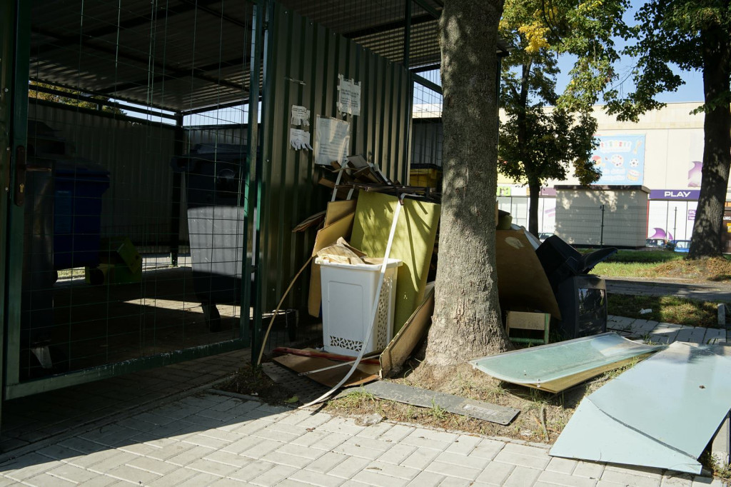 Stare meble znów zalegają na podwórkach. Od czasu zamian w odbiorze gabarytów doszło do sześciu podpaleń