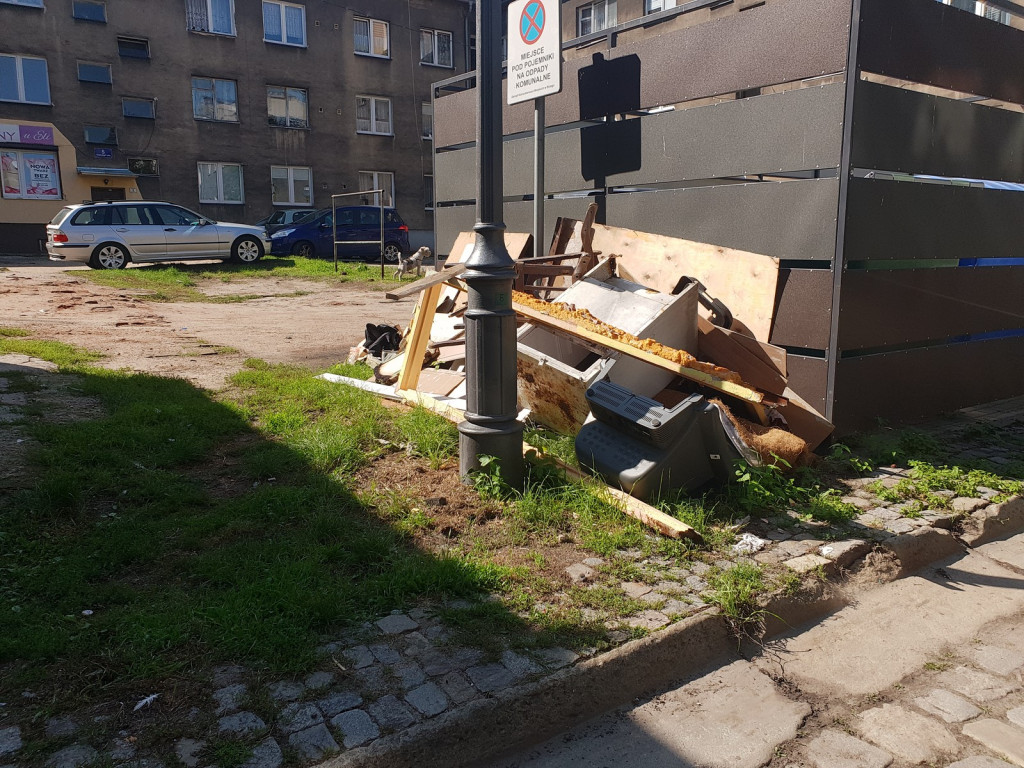 Stare meble znów zalegają na podwórkach. Od czasu zamian w odbiorze gabarytów doszło do sześciu podpaleń