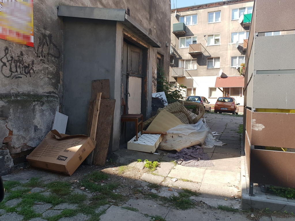 Stare meble znów zalegają na podwórkach. Od czasu zamian w odbiorze gabarytów doszło do sześciu podpaleń