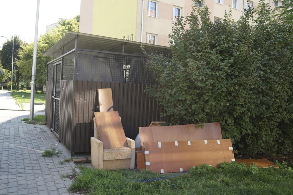 Stare meble znów zalegają na podwórkach. Od czasu zamian w odbiorze gabarytów doszło do sześciu podpaleń