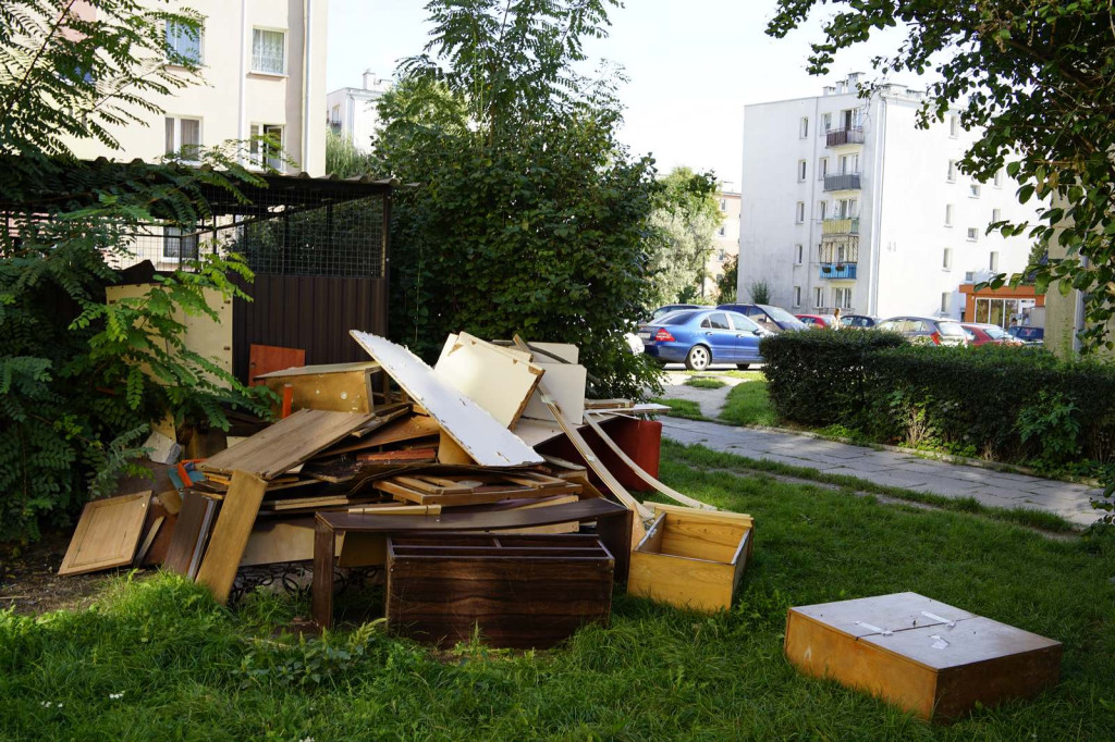 Stare meble znów zalegają na podwórkach. Od czasu zamian w odbiorze gabarytów doszło do sześciu podpaleń