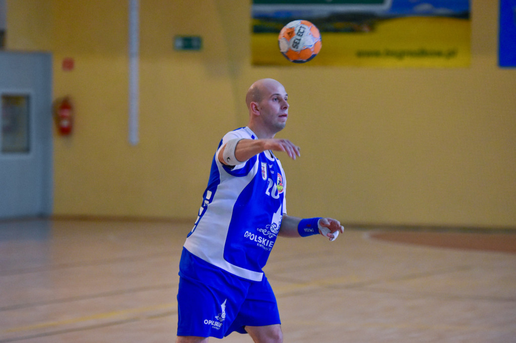 Olimp przegrywa z Olimpią. Piekarnianie nieznacznie lepsi [fororelacja]