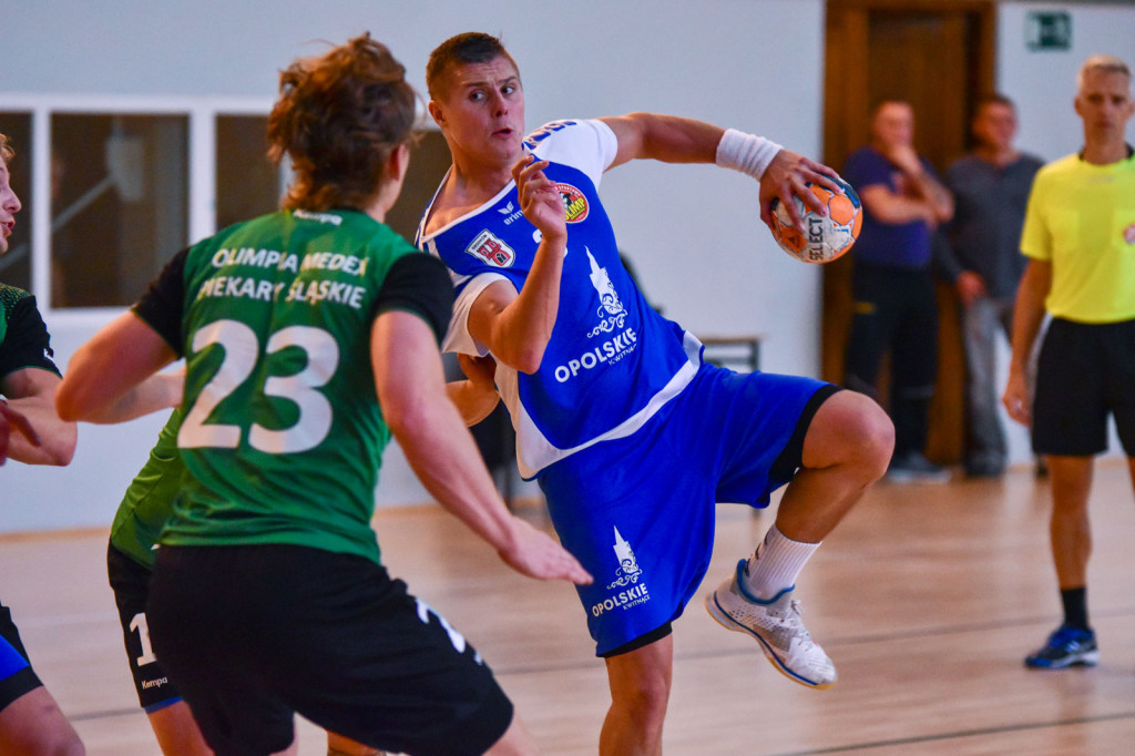 Olimp przegrywa z Olimpią. Piekarnianie nieznacznie lepsi [fororelacja]