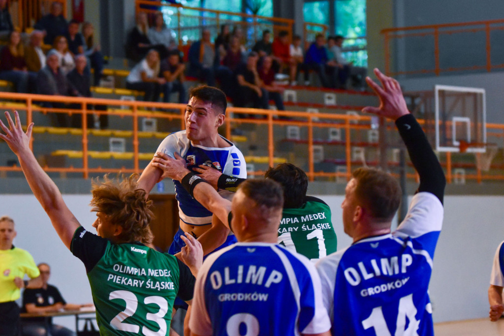Olimp przegrywa z Olimpią. Piekarnianie nieznacznie lepsi [fororelacja]
