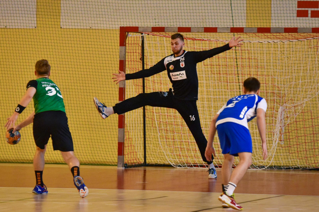 Olimp przegrywa z Olimpią. Piekarnianie nieznacznie lepsi [fororelacja]