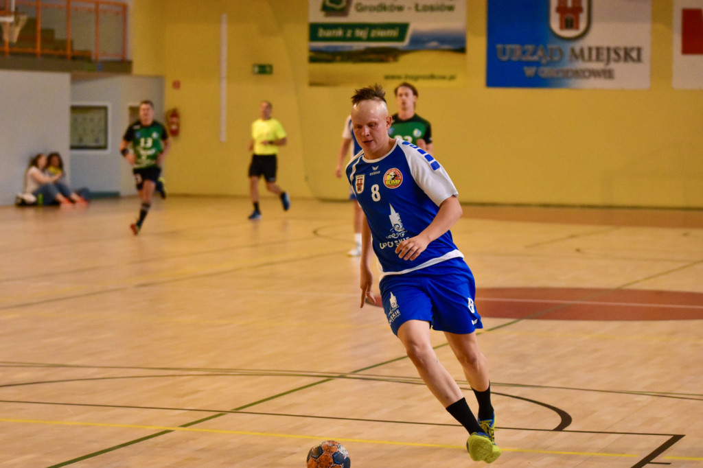 Olimp przegrywa z Olimpią. Piekarnianie nieznacznie lepsi [fororelacja]
