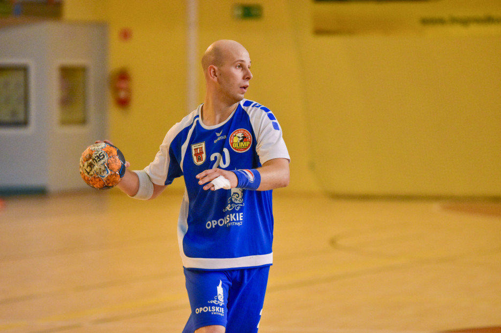 Olimp przegrywa z Olimpią. Piekarnianie nieznacznie lepsi [fororelacja]