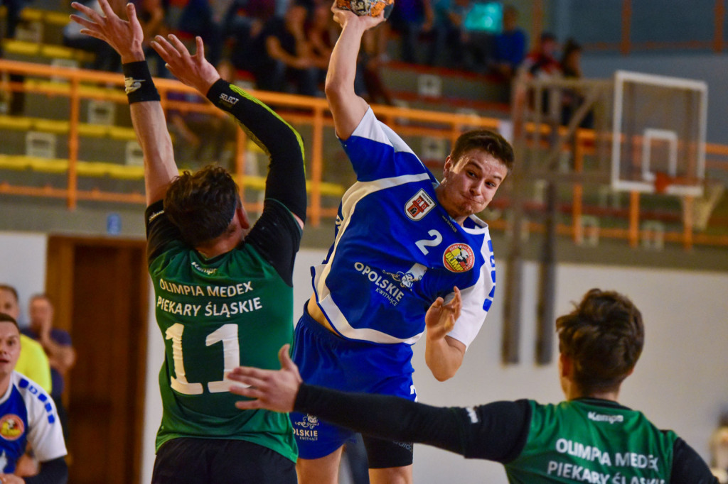 Olimp przegrywa z Olimpią. Piekarnianie nieznacznie lepsi [fororelacja]