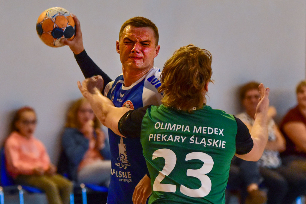Olimp przegrywa z Olimpią. Piekarnianie nieznacznie lepsi [fororelacja]