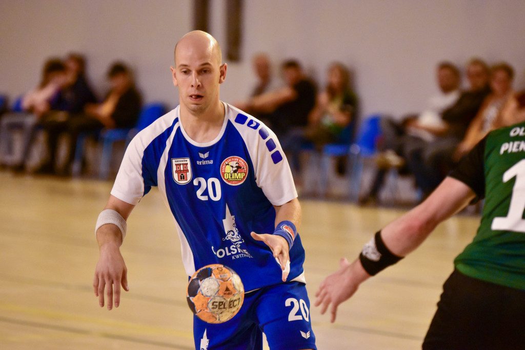 Olimp przegrywa z Olimpią. Piekarnianie nieznacznie lepsi [fororelacja]