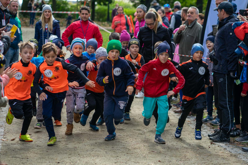 Charytatywny bieg dla Mikołaja na piątkę. Około 150. młodych sportowców na starcie!
