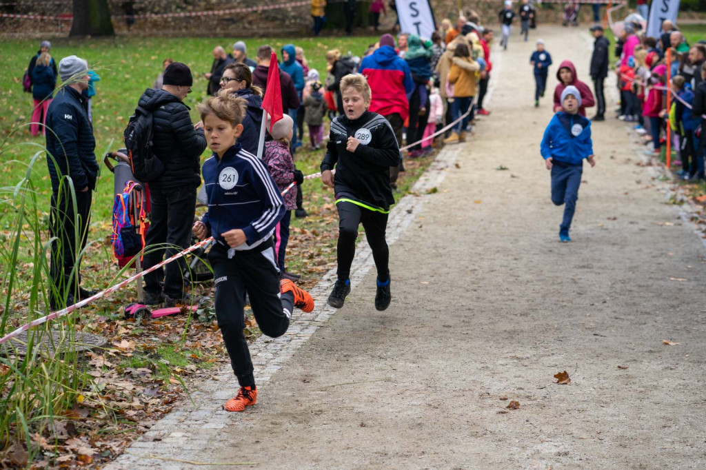 Charytatywny bieg dla Mikołaja na piątkę. Około 150. młodych sportowców na starcie!