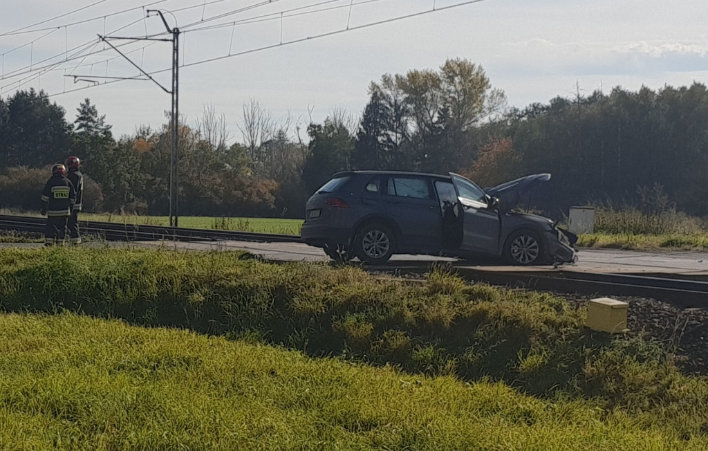 Brzeg: Osobówka zderzyła się z pociągiem