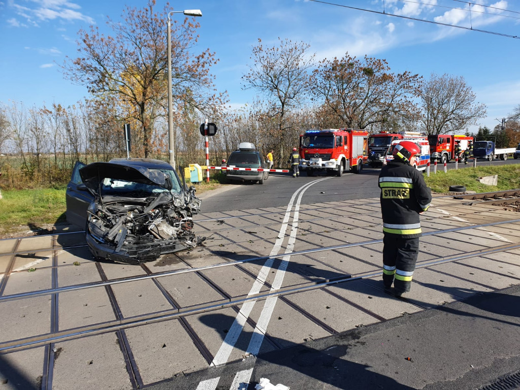 Brzeg: Osobówka zderzyła się z pociągiem